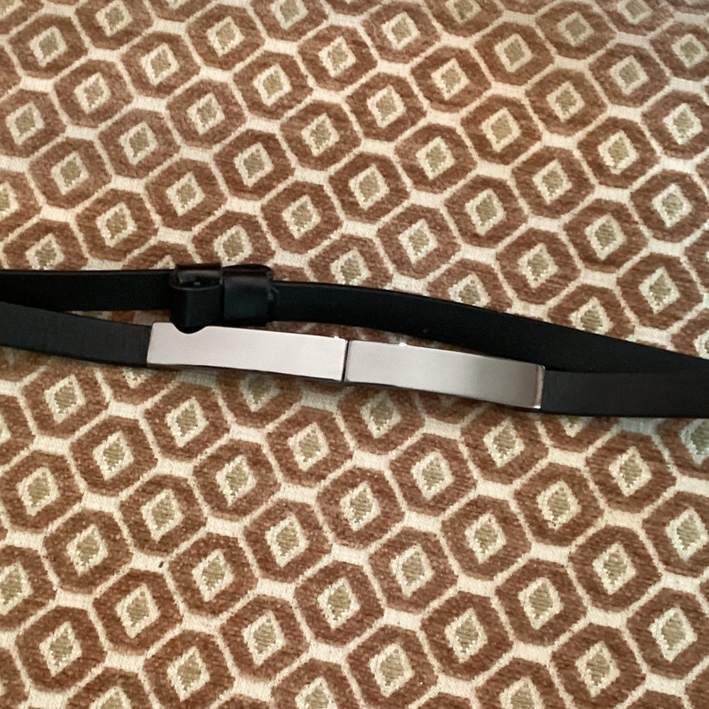 LIKE NEW GAP LEATHER 32” (or adjust to smaller) 1/2” WIDTH BELT W SILVER PLATES